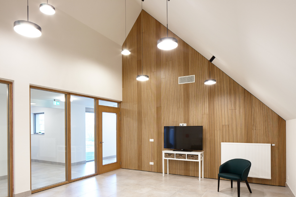 Volstaat de bekleding van het plafond niet of gaat men specifiek op zoek naar een speciale, esthetische afwerking, dan kan men bijkomend ook de wanden bekleden