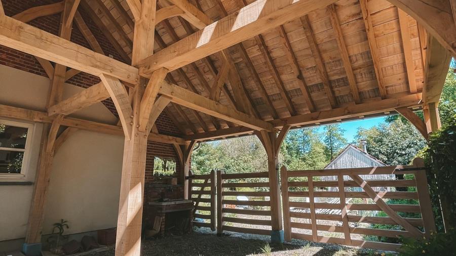 Un carport en chêne fabriqué à la main avec un aspect ancien authentique