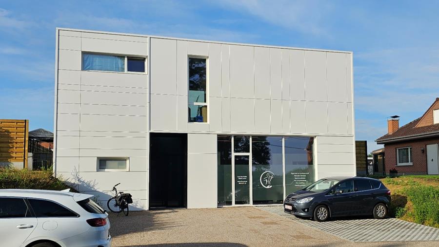 Eerste verlijmde Hi-Macs gevel in België