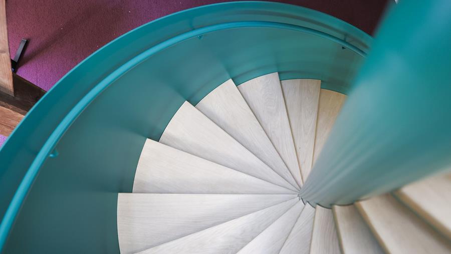 Elegante wenteltrap als architecturaal statement