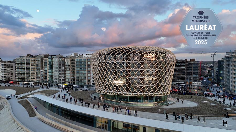 Une icône en bord de mer avec une finition de façade unique