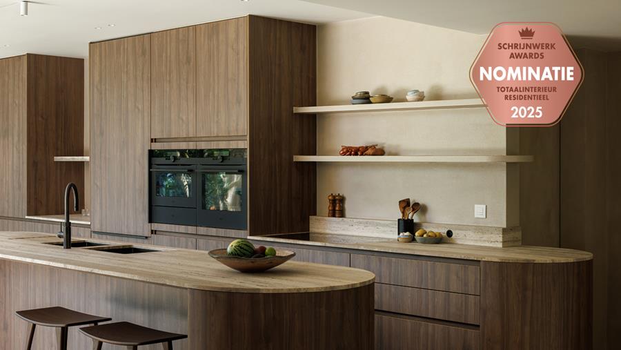 Licht, travertin en harmonie: een interieur zonder grenzen