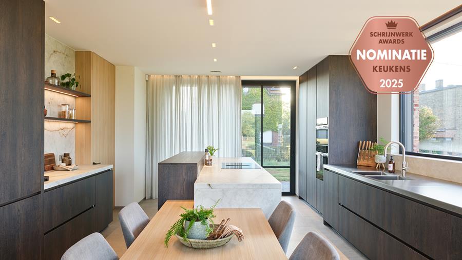 Een keuken waar hout, keramiek en inox samenvloeien