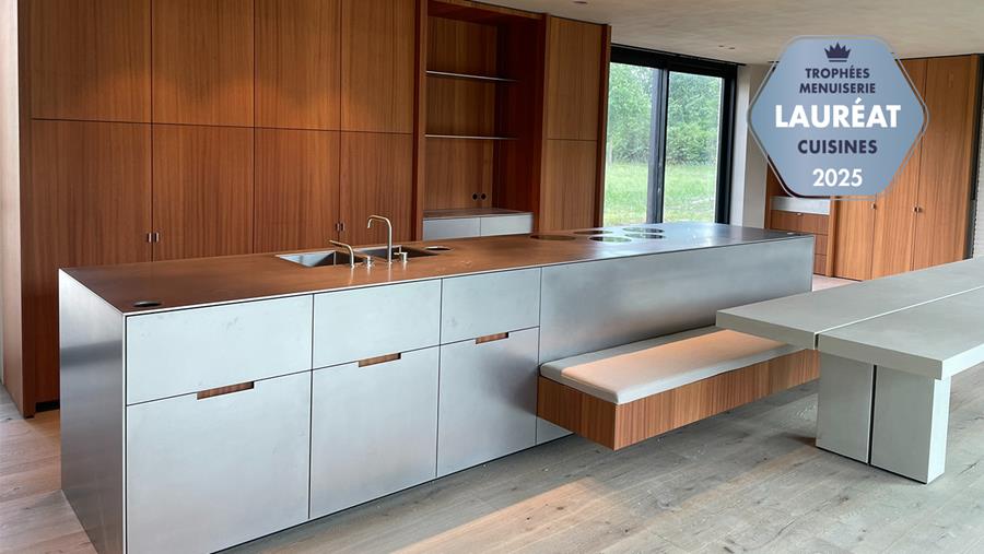 Une cuisine sur mesure en inox et acajou, d'une précision au millimètre