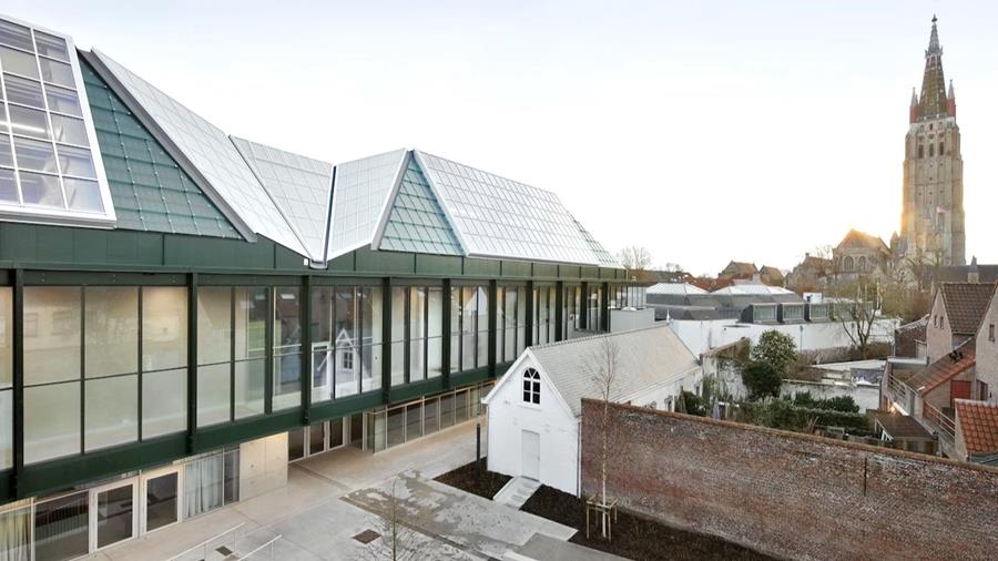 BRUSK : une couche contemporaine dans Bruges historique