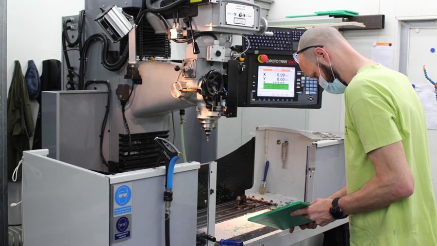 Wat moet een insectenkweker met een ProtoTRAK draai- en freesmachine?