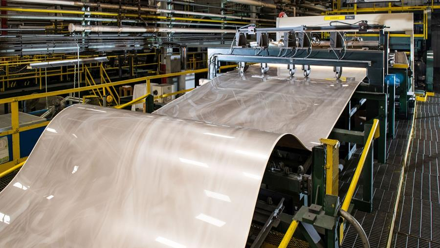 Attention exigée dans le travail et l'encollage de solid surface