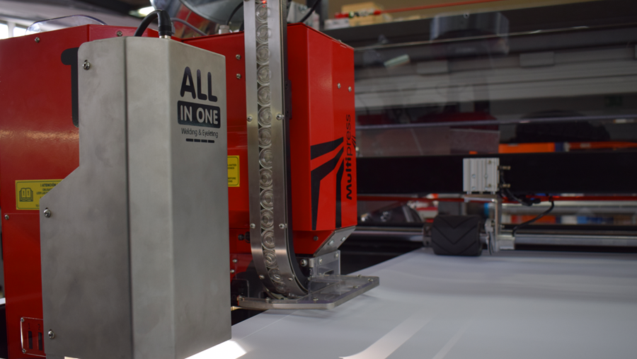 PLASTGrommet: "L'automatisation de la finition des impressions grand format gagne du terrain"