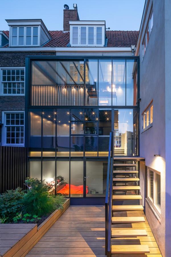Une rénovation intelligente redonne vie à une maison de tisserands d'Amsterdam vieille de 350 ans